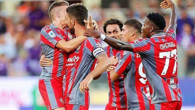 佛罗伦萨球迷气氛热烈,球队士气高涨的简单介绍 佛罗伦萨球迷气氛热烈,球队士气高涨的简单介绍